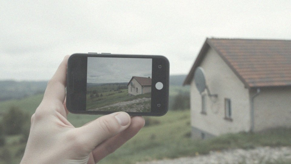 Jak aplikacja używa GPS do ustawienia anteny satelitarnej?