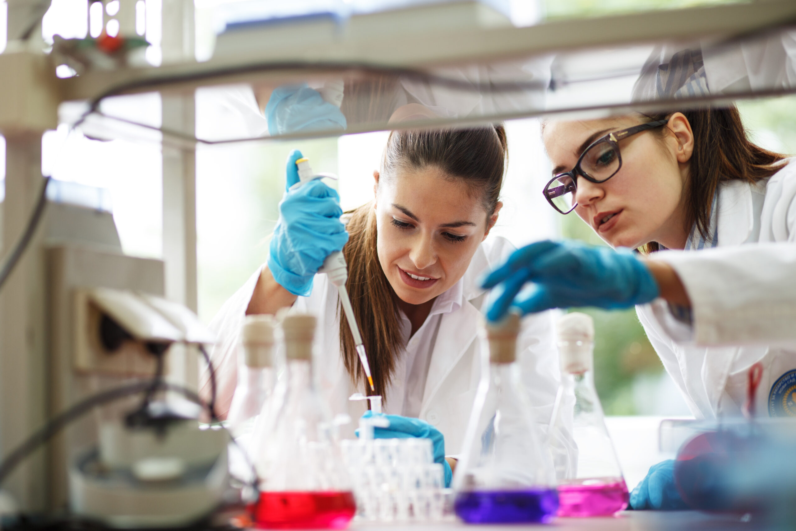 Próbówki do laboratorium, czyli jakie szkło laboratoryjne wybrać do konkretnych zastosowań?