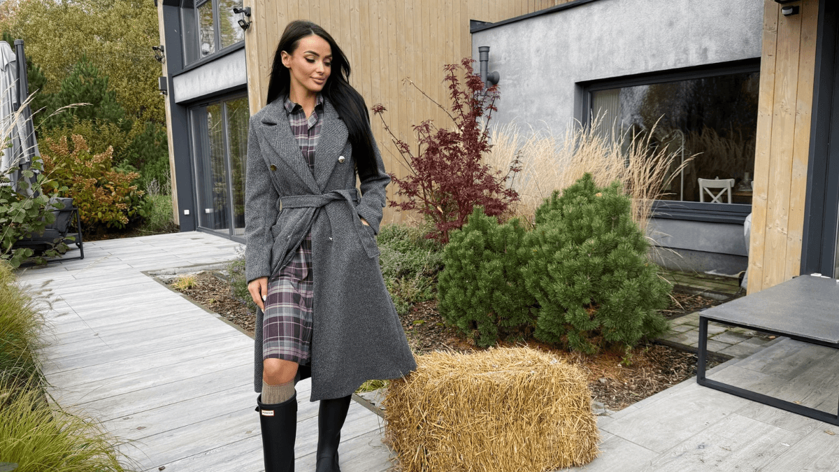 Jesienna garderoba bez chaosu – sukienki, swetry i komplety damskie