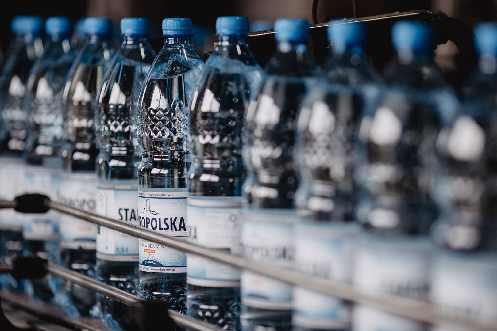 Woda dla firmy a system kaucyjny – jak uniknąć dodatkowej logistyki